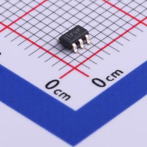 具有使能功能的 500mA、高 PSRR、低 IQ、低压降稳压器