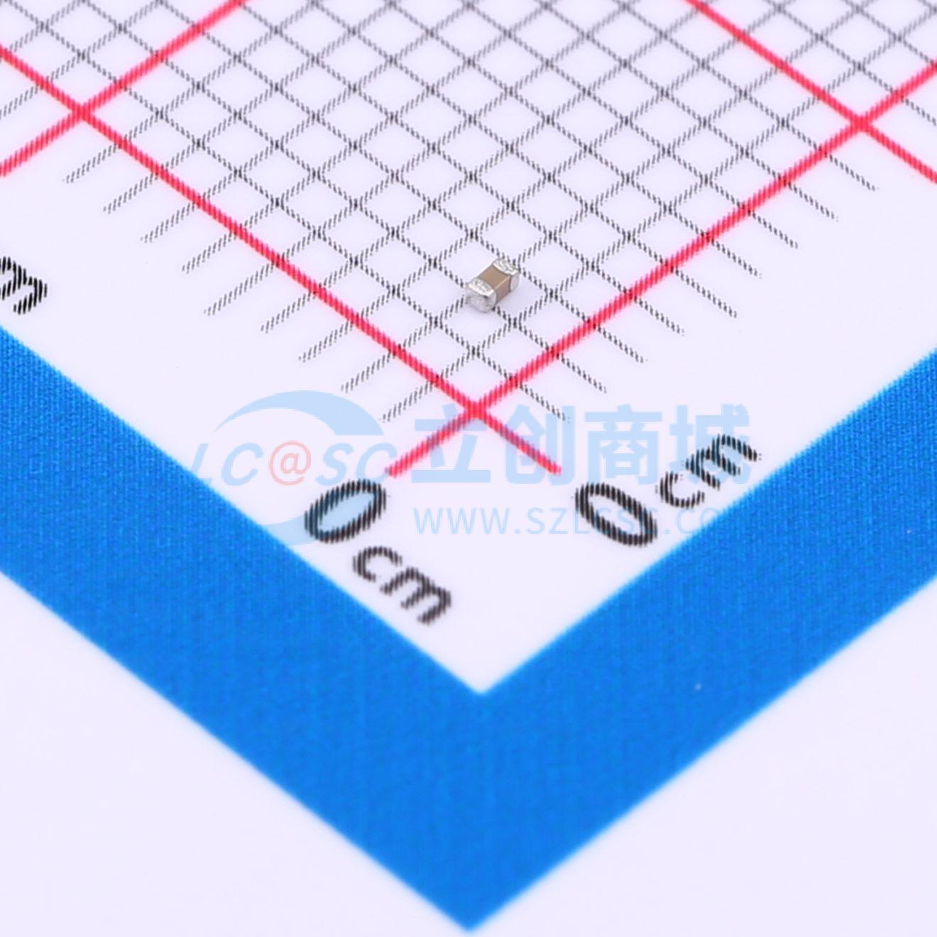 VJ0402Y821KXACW1BC实物图